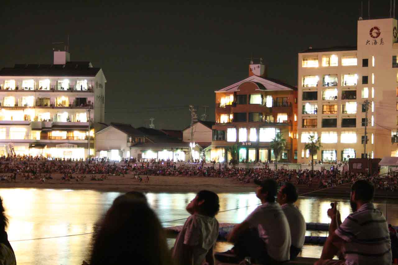 祇園祭り　花火大会で毎年たくさんの人出！